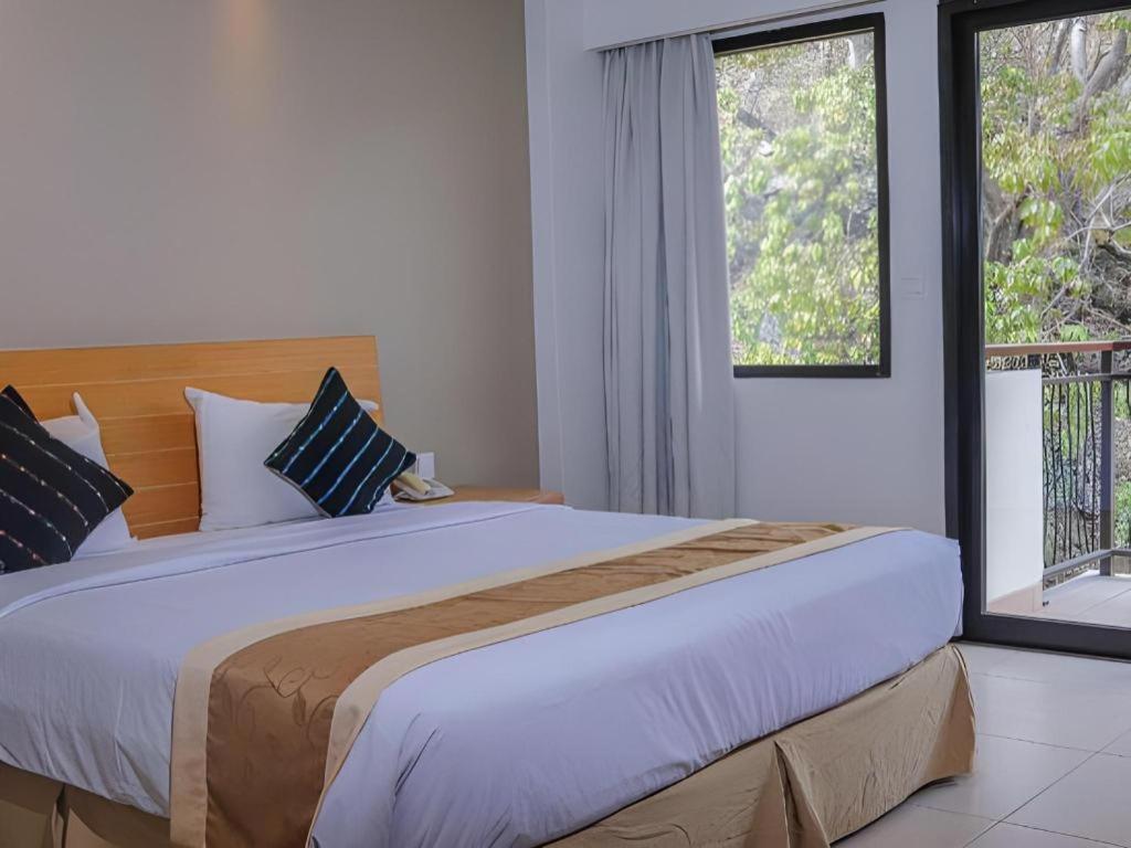 Laprima Hotel Flores Labuan Bajo Exterior foto